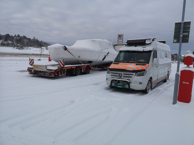 Karlskrona havn til Grimstad med bred last - #RasktLevert #følgebil fra Karlskrona til Grimstad med #bredlast. #wideload #varning #pilotcarservice #spesialtransport #transport