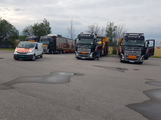 Raskt-Levert AS følgebil og Fluckinger snart klare for avgang! - #rasktlevert #følgebil skal #ledsage #transport fra #fluckinger som har #bredlast!
