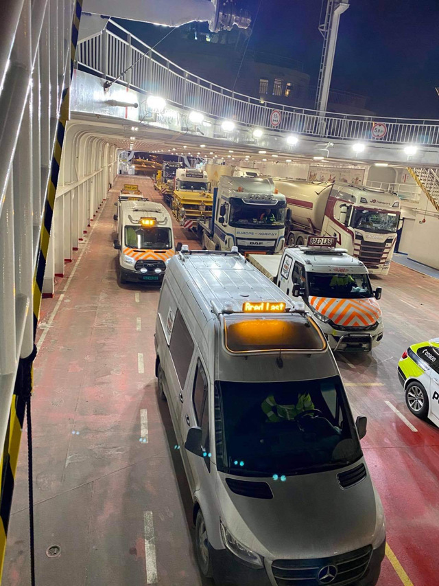 Fire Raskt-Levert følgebil og politiet ute på oppdrag. Her fra Bastøfergen - #rasktLevert #følgebiler sammen med #politiet på #spesialtransport #oppdrag for en #bredlast. Her om bord i #bastøfergen.