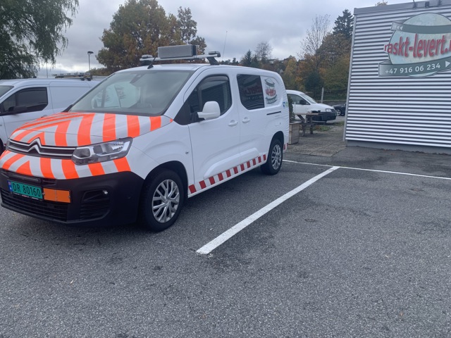 Vi har små og store følgebiler som også utfører ekspressoppdrag! - Noen av våre #Ekspressbiler frakter også #ADRgods