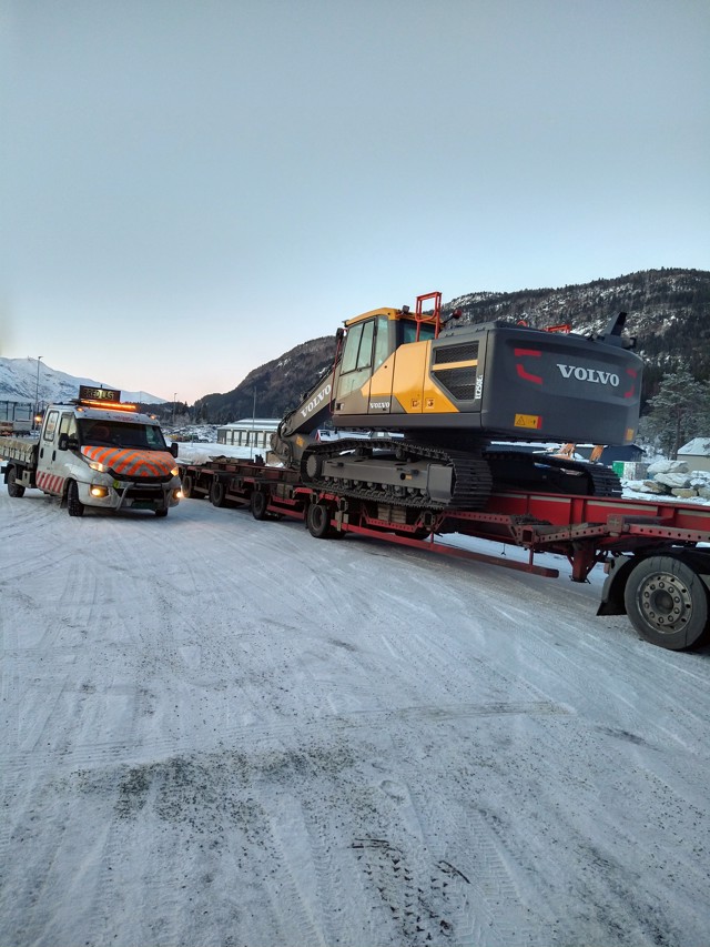 Raskt-Levert følgebil ankommer Voss med en bred transport! - Fra #svinesund til #voss med en #bredlast ledsaget av en #følgebil fra #rasktlevert. #spesialtransport #pilotcar #escortcar #fluckinger