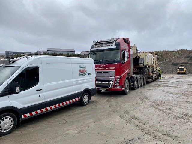 Raskt-Levert AS på følgebiloppdrag til Sverige for/med Vestfold Maskintransport AS - Per i Raskt-Levert AS og Roger i Vestfold Maskintransport AS klare for avgang til Sverige!