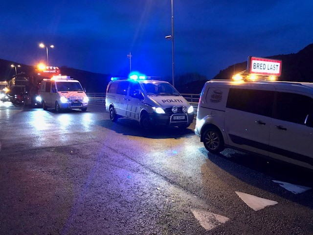 Raskt-Levert Følgebiler på oppdrag sammen  med politiet! - Bred transport på smale vestlandsveier. #Bergen #politi #følgebil #pilotcar #rasktlevert