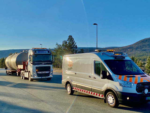 Raskt-Levert Følgebil ledsager en bredlast - #Bred last. #rasktlevert #følgebil, #Pilotcar  #Rasktlevert Følgebil