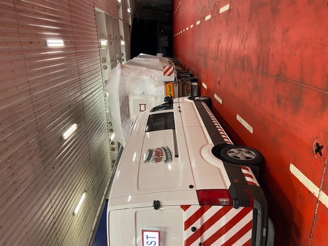 Raskt-Levert ombord på Bastøfergen. - Bred Last ombord på Bastøfergen. #rasktlevert #følgebil, #Pilotcar  Raskt-Levert på vei til #Sørlandet