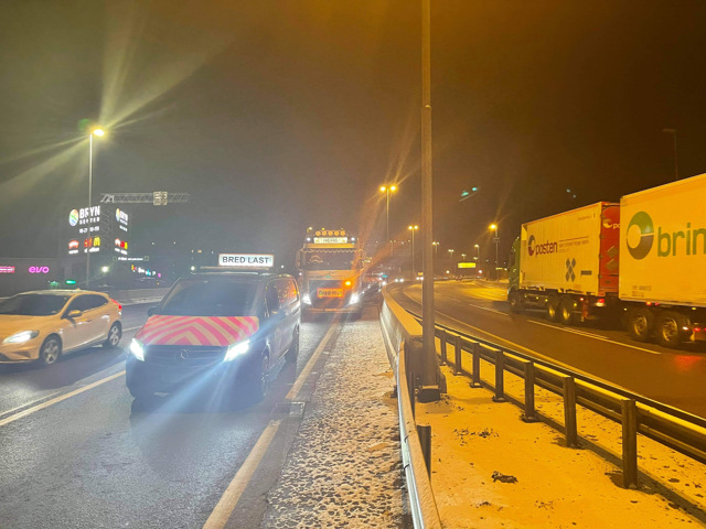 Følgebil fra Raskt-Levert ledsager en bredlast! - #rasktlevert #følgebil er med for å skape en trygg #transport for enhver #spesialtransport!