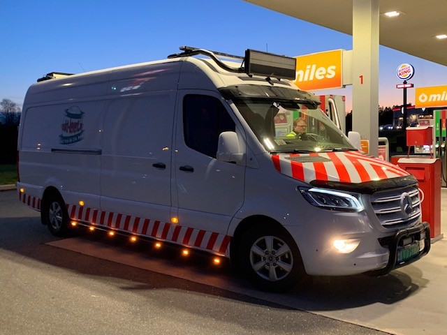 Nyvasket og strøken følgebil innom Cirkle K for å fylle litt diesel - #expressbil #følgebil innom #cirklek for å fylle litt diesel. #miljofyrtarn og Fairtransport