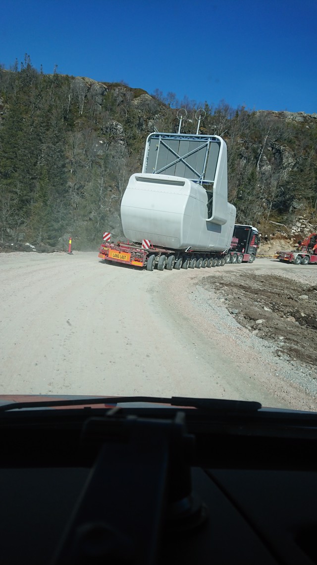 Raskt-Levert følgebiler ledsager lang, bred, høy og tung transport fra Mammoet - #raskt-levert #følgebiler #ledsager #bredlast #langlast #tunglast 