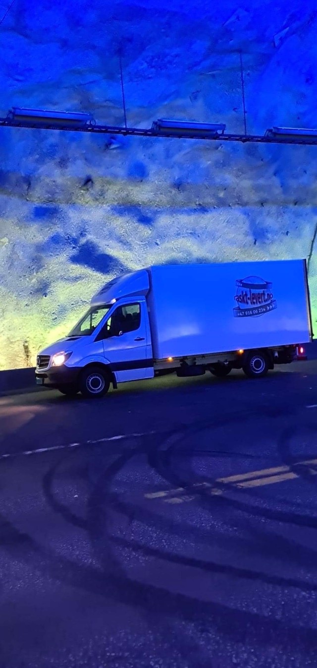 Raskt-Levert AS ekspressbil fotografert i Lærdalstunnelen! - #Expressbil fra #rasktlevert fotografert i #lærdalstunnelen på vei mot #bergen med #ekspresslevering!