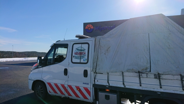 Raskt-Levert AS Ekspressbil med gods som ikke passer inn i lukket varebil - Rakkestad til Bergen med vår #spesialbil #Ekspressbil #følgebil