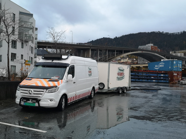 Raskt-Levert AS Expressbil og Følgebil med fullastet bil og henger - Når volumet og eller vekt er mer enn det som går eller er lovlig i en vanlig varebil benytter vi lukket varehenger. Bil og sjåfør følger gjeldende regler som er for nyttekjøretøy hvor tillatt totalvekt overstiger 3.500kg.