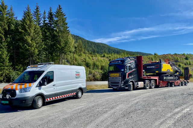 Raskt-Levert AS følgebil og spesialtransport fra Fluckinger. Her fra en velfortjent pause! - #rasktlevert og #Fluckinger på oppdrag nordover. #bredlast