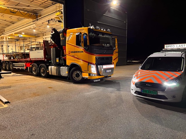#Følgebil #RasktLevert og #Spesialtransport fra #Kranringen like før avreise! - #BredLast #WideLoad 6,90m