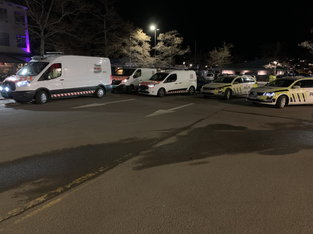 #Raskt-Levert #Følgebiler og #Politiet venter på flere #Spesialtransporter som ankommer Sandefjord med fergen fra Strømstad! - #RasktLevert #følgebil #Følgebil_Vestfold #FølgebilNorge #RasktLevertFølgebil #Miljøfyrtårn #EcoLightHouse #FairTransport #MagnetJQS #Gaselle2021