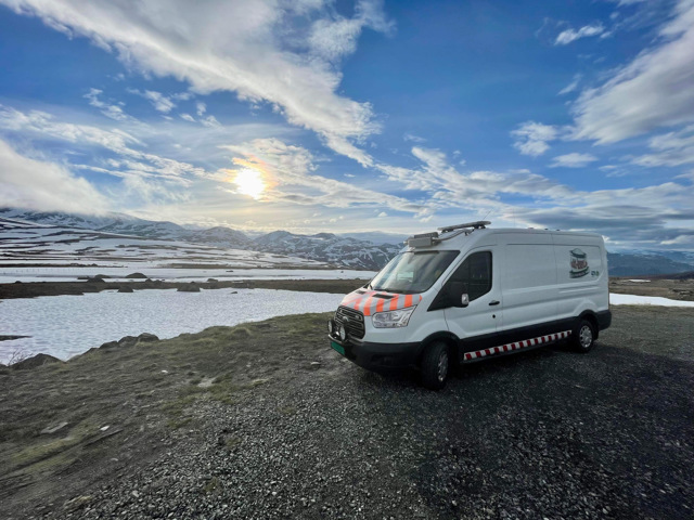 Her har en av våre gode kolleger tatt en liten pause i et vakkert landskap #Norge. # - Vi er heldige som kan ha vår arbeidsplass i dette vakre landet.  #RasktLevert #følgebil #Følgebil_Vestfold #FølgebilNorge 