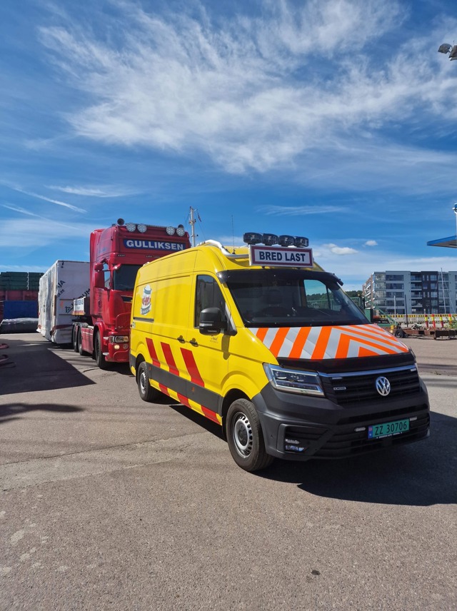 #Følgebil fra #RasktLevert og #Spesialtransport fra #Gulliksen AS - #RasktLevert er sertifisert #Miljøfyrtårn og #FairTransport