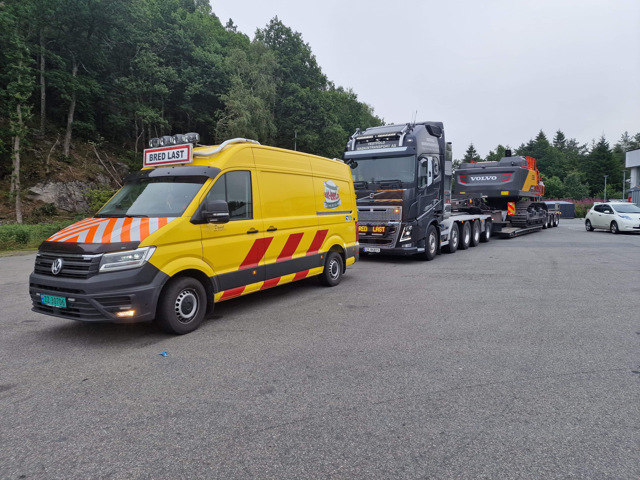 #Raskt-Levert #Følgebil og #VestfoldMaskintransport på vei til Volvo Maskin et sted i Norge! - #RasktLevert #følgebil #Følgebil_Vestfold #FølgebilNorge #Varningsbil #VarningsBilSverige #PilotCar #PilotService #PilotNorway #PilotCarNorway #EscortCar #EscortService #Spesialtransport #Specialtransport #HeavyTransport #LangLast #BredLast #WideLoad #TungLast #SikkerTransport #Miljøfyrtårn #Miljofyrtarn #EcoLightHouse #Eco_LightHouse #FairTransport #MagnetJQS #Gaselle2021