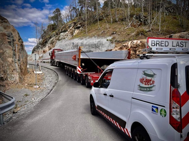 #Følgebiler fra #RasktLevert og #Spesialtransporter fra #KleppSpesialtransport - #RasktLevert er sertifisert #Miljøfyrtårn og #FairTransport. Ny E18 bro Langangen!