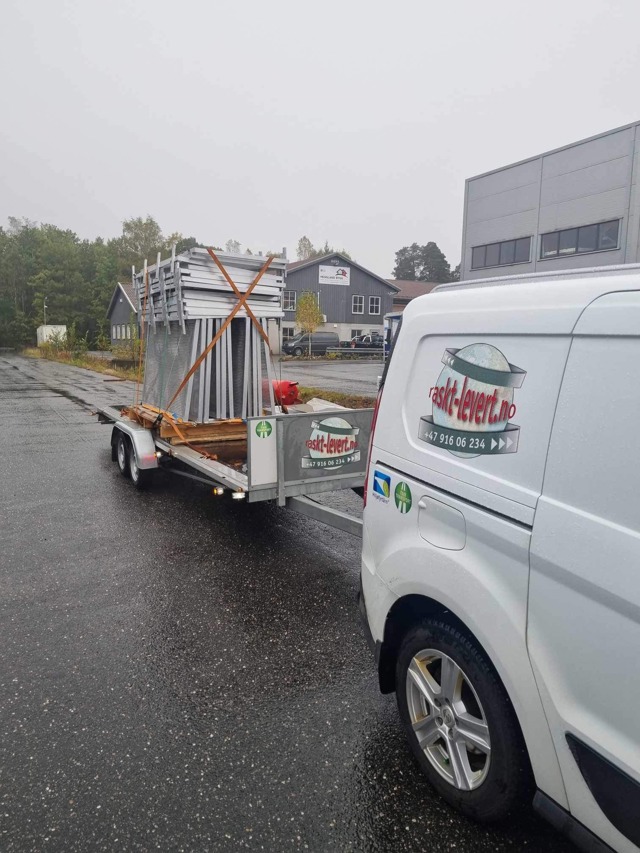 #RasktLevert #Ekspress er tilgjengelig for våre kunder 24/7! - Vår spesial-henger gjør at vi ikke kjører med overheng. Gulvflaten er på drøye 6 meter!