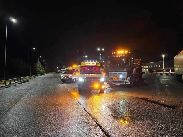 #Følgebiler fra #RasktLevert og flere #SpesialTransporter fra #Fluckiner klare for avreise fra #Svinesund - #RasktLevert og #Fluckiner er klare for avreise!