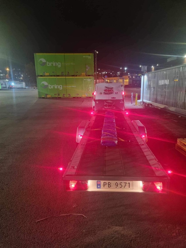 #RasktLevert #Ekspress er tilgjengelig for våre kunder 24/7! - Vår spesial-henger gjør at vi ikke kjører med overheng. Gulvflaten er på drøye 6 meter!