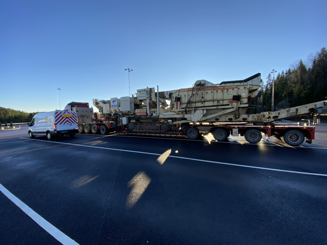 Vestfold Maskintransport AS og Raskt-Levert AS  - #raskt-levert ledsager #Vestfoldmaskintransport med #langlast. #følgebil og #spesialtransport