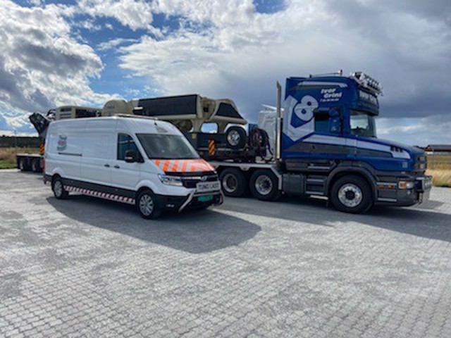 Raskt-Levert AS Følgebil og Iver Grini Transport AS - Iver Grini Transport AS og Raskt-Levert ute på oppdrag