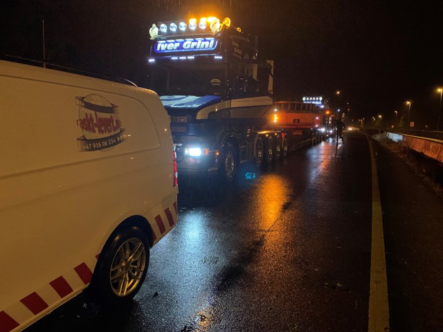 #Følgebiler fra #RasktLevert og #Spesialtransporter fra #IverGriniTransport KOLONNE!! - #RasktLevert er sertifisert #Miljøfyrtårn og #FairTransport. Vi har over 30 års erfaring med ledsagelse av spesialtransporter!