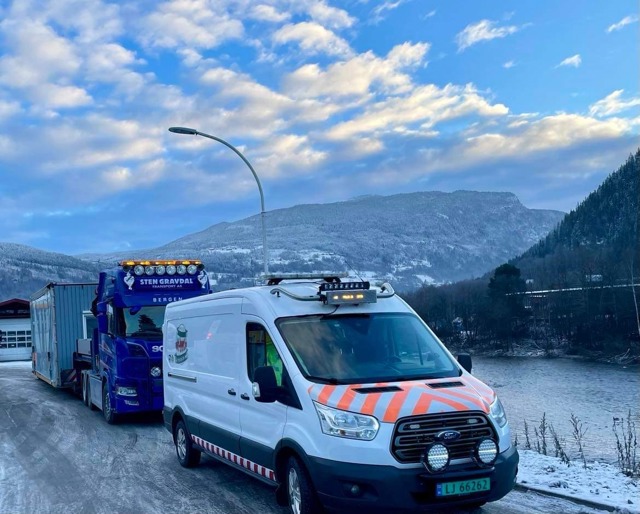 #Følgebil fra #RasktLevert og #Spesialtransport fra #StenGravdalTransport #BredLast - #RasktLevert er sertifisert #Miljøfyrtårn og #FairTransport