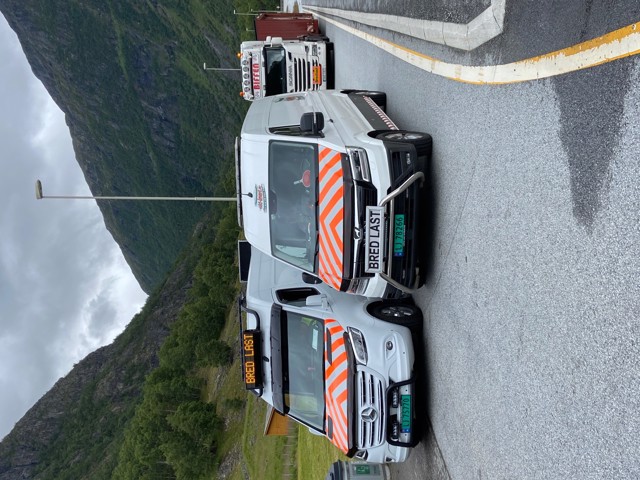 Følgebiloppdrag fra Øst til Vest. - Frank A. og Jørn R har en liten pause på Borgund. #følgebil #pilotcar #bredlast #wideload #specialtransport
