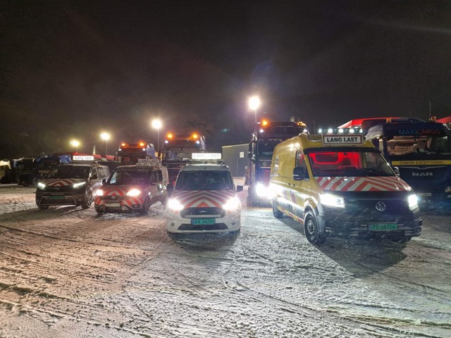 #Følgebiler fra #RasktLevert er klare for avreise med 4 Spesialtransporter ! - Både #LangeTransporter og #BredeTransporter klare for avreise!