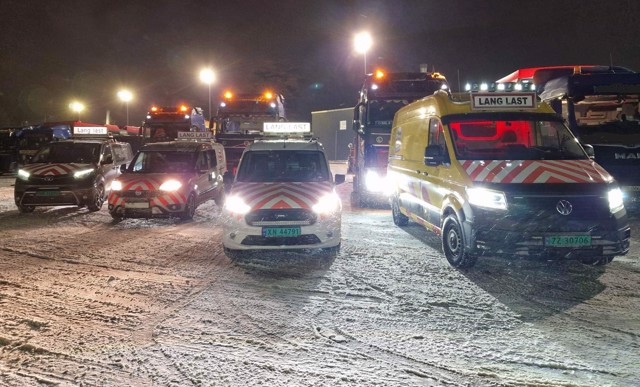 4 #RasktLevert #følgebiler klare for avgang fra Svinesund med samme antall #Spesialtransporter - #RasktLevert #følgebil #Følgebil_Vestfold #FølgebilNorge #Varningsbil #VarningsBilSverige #PilotCar #PilotService #PilotNorway #PilotCarNorway #EscortCar #EscortService #Spesialtransport #Specialtransport #HeavyTransport #LangLast #BredLast #WideLoad #TungLast #SikkerTransport #Miljøfyrtårn #Miljofyrtarn #EcoLightHouse #Eco_LightHouse #FairTransport #MagnetJQS #Gaselle2021