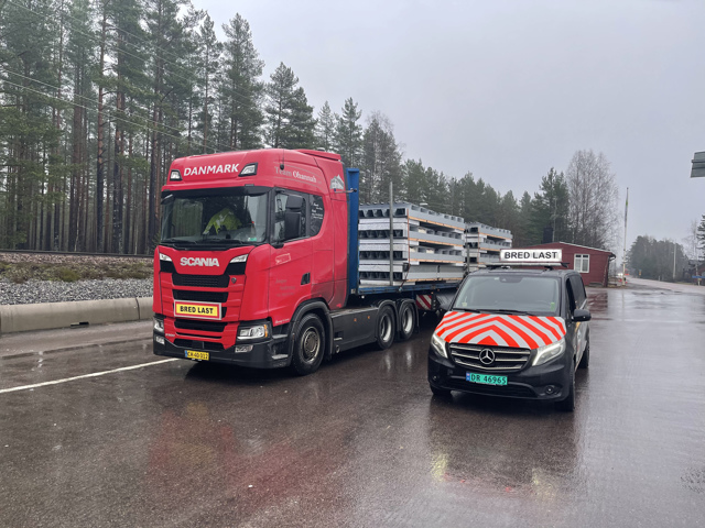 Raskt-Levert følgebil klar for avgang med bred last! - #følgebil og #spesialtransport med #bredlast er klare for avgang