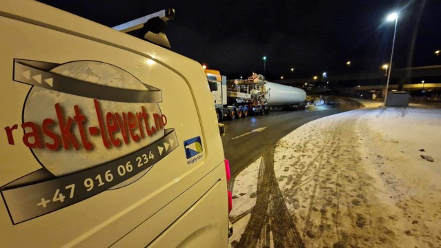 #Følgebil fra #RasktLevert og #Spesialtransport fra #Universal - #Spesialtransport med #LangLast klar for avgang