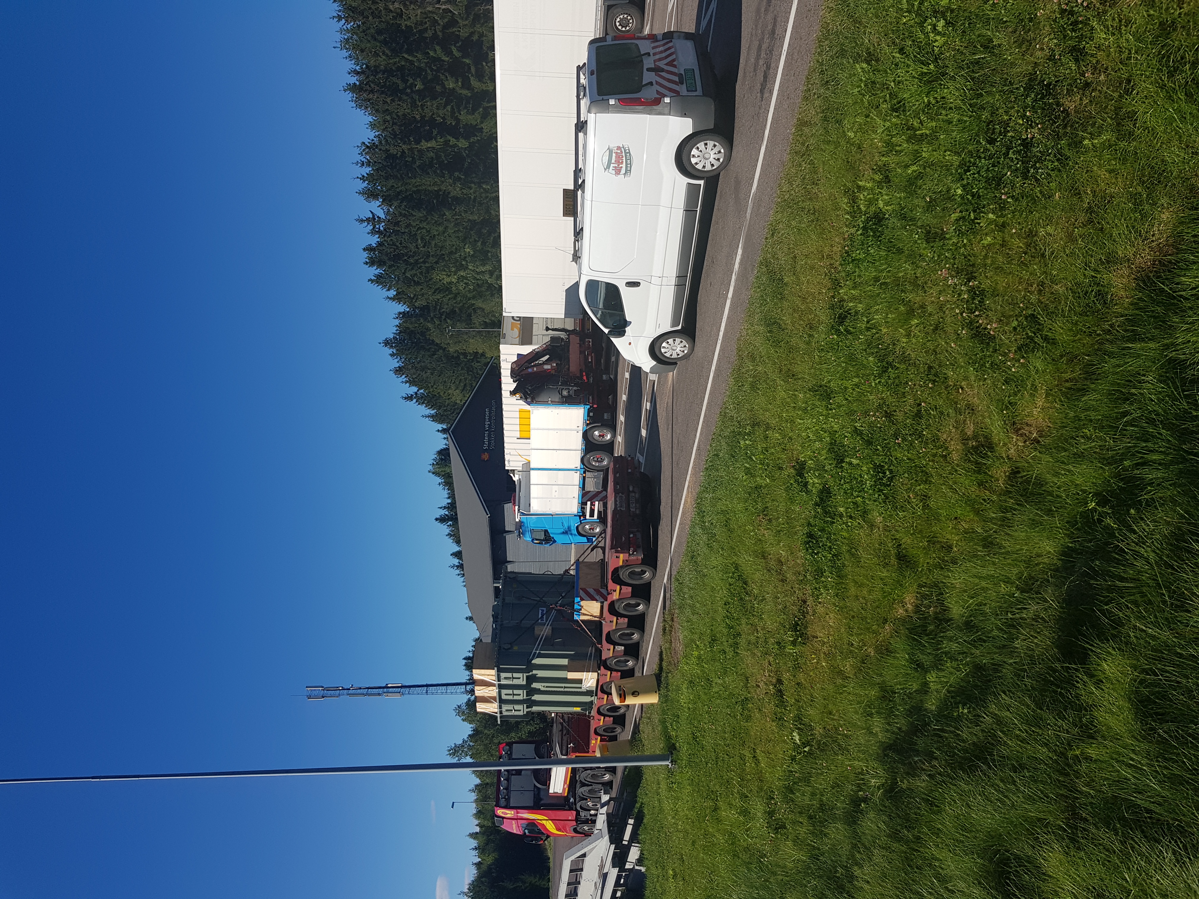 Følgebil fra Raskt-Levert AS skal sørge for en trygg transport for denne transporten! - Lang og tung last klare for avgang