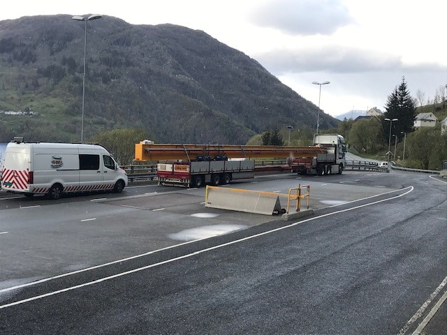 Følgebiloppdrag utført av Raskt-Levert, Vestland med lang transport på smale vestlandsveier - Følgebiloppdrag til Lang last. #Følgebil #LangLast #spesialtransport #rasktlevert