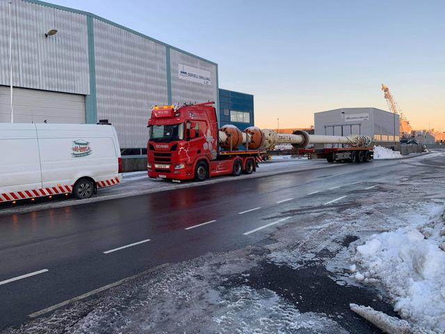 Spesialtransport fra Ørjan Orra AS og følgebil fra Raskt-Levert AS ute på oppdrag med en lang transport! - #rasktlevert på #følgebil oppdrag til en lang #transport. #spesialtransport på norske veger!