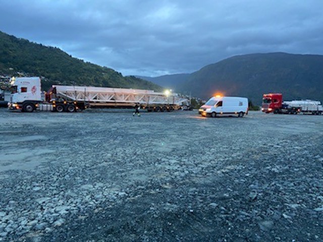 Raskt-Levert AS følgebil på oppdrag med B.Jensen Transport - En #spesialtransport med #Langlast ledsaget av en #følgebil fra #rasktlevert