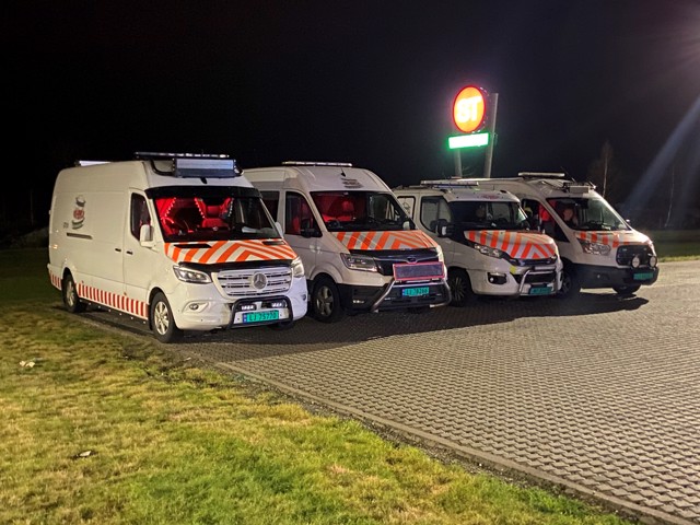 En god hvil før avreise senere på natten - Tre av kollegene i #rasktlevert har parkert for å sove noen timer før avreise senere på natten. #bredlast #Spesialtransport #convoy
