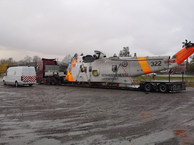 Raskt-Levert AS og Bergen Spesial Transport AS med Seaking helikopter! - #bergen_spesial og #rasktlevert på #spesialtransport oppdrag med et #seaking helikopter. #Bredlast #spesialtransport #escortcar #pilotcar