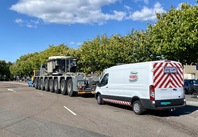 Raskt-Levert AS Følgebil og mobilkran venter på Veifølge. - #rasktlevert #følgebil og #mobilecrane #Mobilkran venter i Moss på bil fra SVV