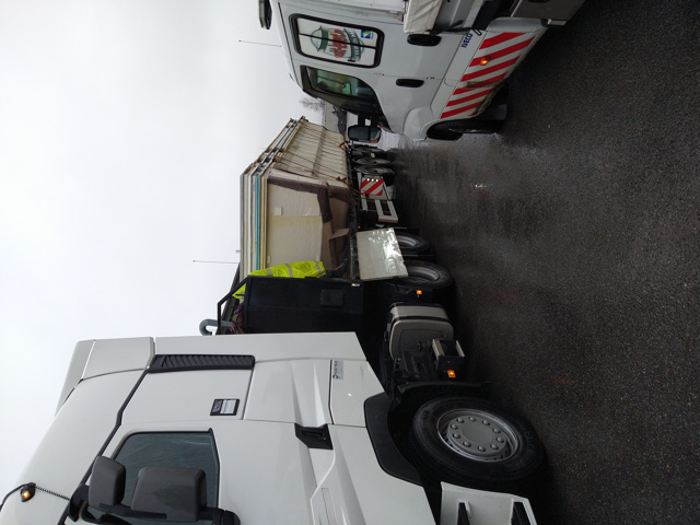 Raskt-Levert følgebil skal ledsage en transport med kommende velvære for mottager! - #rasktlevert #følgebil og en #spesialtransport med #bredlast / #wideload. #pilotservice #escortcar