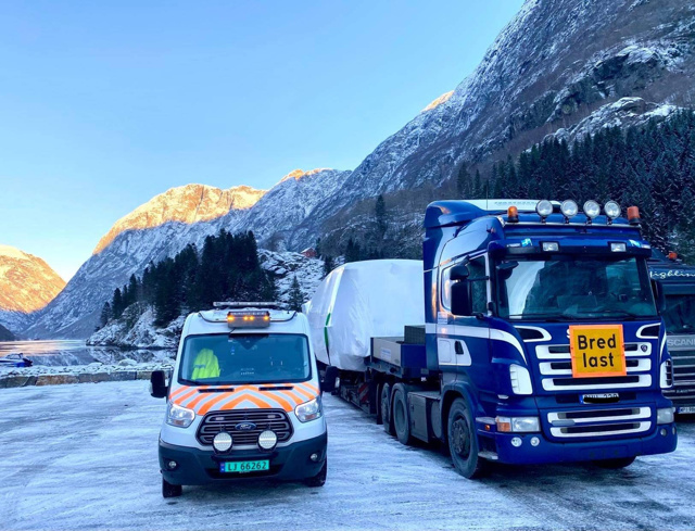 Raskt-Levert AS ledsager en spesialtransport fra Mørekysten til Svinesund - #Rasktlevert ledsager en #bredlast fra Mørekysten til Svinesund med en #følgebil / #pilotcar for #spesialtransport with #wideload 