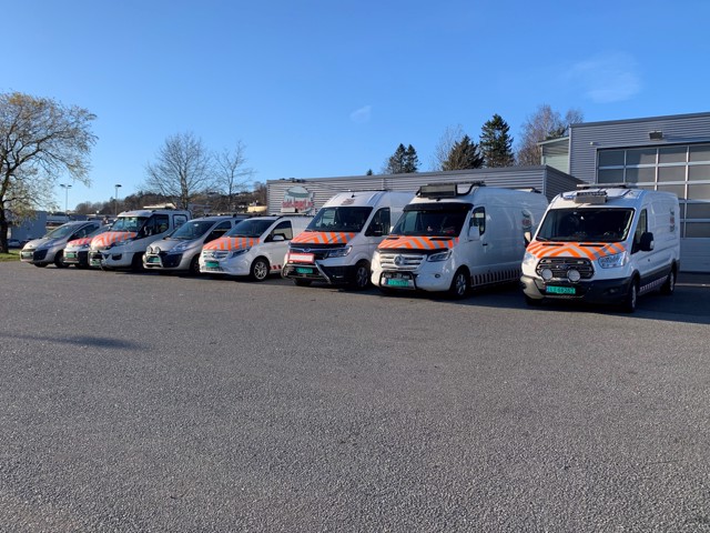 Fra vår lille samling av kolleger utenfor Raskt-Levert kontoret i november. - Nå venter vi på sommervarmen så vi kan servere litt å spise på fredags formiddager gjennom sommeren. #rasktlevert #ekspress og #følgebiler