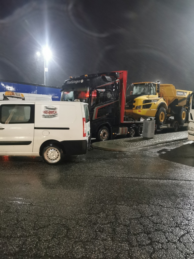 #RasktLevert #Følgebil og #Spesial #Transport fra #Fluckinger - Klare for avreise fra Svinesund