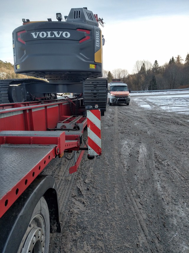 Raskt-Levert følgebil fra Svinesund til Sandnes med en bred last! - #Raskt-levert #følgebil #ledsager en #spesialtransport fra #fluckinger med #bredlast fra #Svinesund til #Sandnes