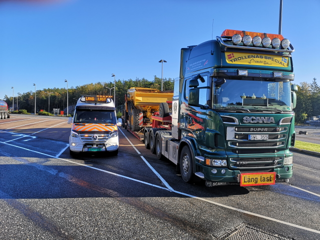 Følgebil fra Raskt-Levert AS sammen med spesialtransport fra Trollenas Schakt AB klare for avgang! - Trollenas Special og Raskt-Levert AS på oppdrag i knallvær. Alt ligger til rette for en flott tur sammen.