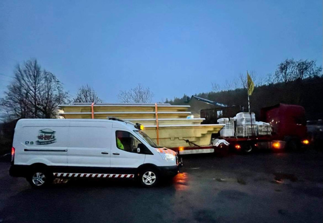 Raskt-Levert følgebil ledsager en transport med kommende velvære for mottager! - #rasktlevert #følgebil ledsagende på en #spesialtransport med #bredlast / #wideload