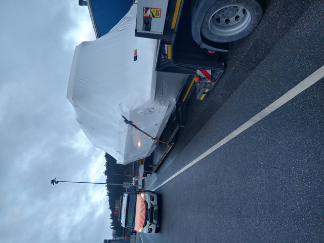 Raskt-Levert AS følgebil skal her ledsage en spesialtransport lastet med en Nimbus  - #rasktlevert #følgebil og en #spesialtransport med en #bredlast med en #nimbus som skal komme trygt frem til en lykkelig og heldig eier! Vi gratulerer!