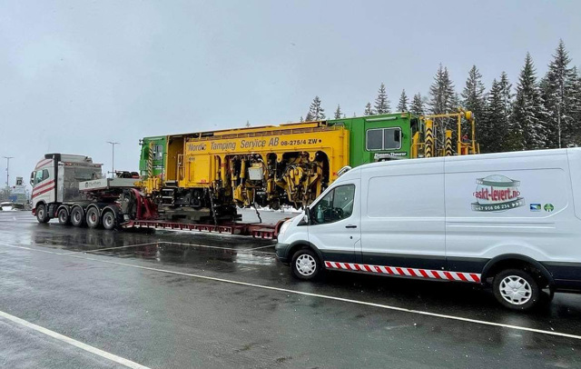 Raskt-Levert følgebil fra Østlandet på vei til Bergen - #rasktlevert #følgebil ledsagende på en #spesialtransport med #langlast. Her på vei til #bergen. #miljøfyrtårn "fairtransport #pilotcar #escortcar